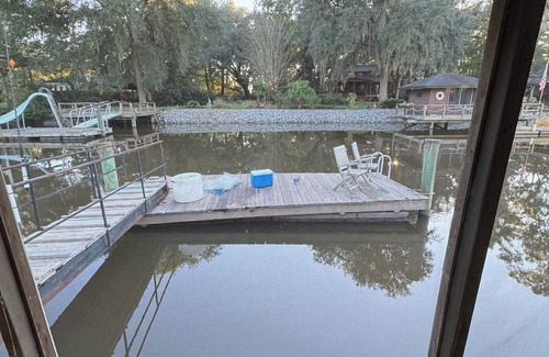 Midway Hütte | Waterfront Retreat with Dock & Kayaks – The Low Tide Lounge, Midway GA