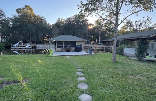 Midway Hütte | Waterfront Retreat with Dock & Kayaks – The Low Tide Lounge, Midway GA