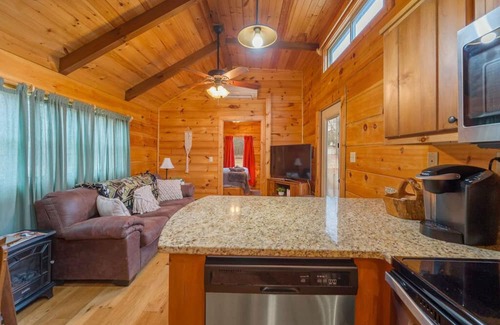 Raleigh Kabine | Cozy Log Cabin Tiny Home Near Raleigh – Perfect for Monthly Stays