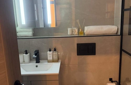 North Finchley Wohnung | Luxury and Spacious 1BR Flat Sleeps 4 with Private Patio I Excellent Location