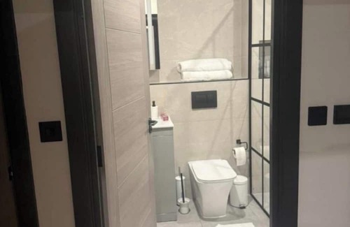 North Finchley Wohnung | Luxury and Spacious 1BR Flat Sleeps 4 with Private Patio I Excellent Location