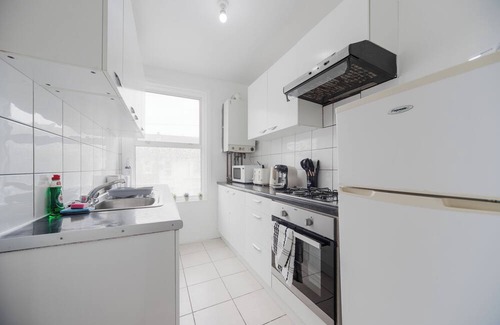 Grove Green Haus | Leyton Flat | Self Check In ! | 1 stop to Stratford - Westfield