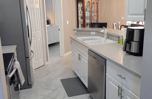 Herons Glen Haus | Spacious 2BR/2BA in Golf Community – Pool, Fitness Center & Onsite Restaurant!