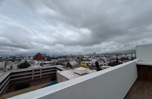 San Luis Potosi Wohnung | Carranza Views! Heated Pool, KingBed & WorkSpace