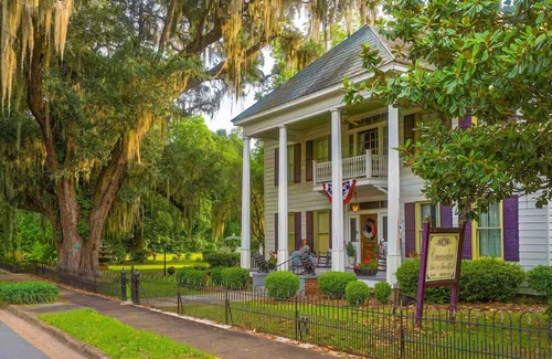 Bainbridge Bed & Breakfast | Commodore Bed & Breakfast/Red Room
