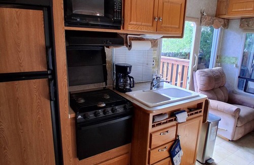 Chowchilla Haus | Cozy 1 BR RV in Chowchilla right off Route 152 and 99, Sleeps 4!