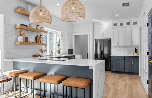 Provo Haus | Luxurious 7BR/4BA retreat! Hot Tub, Fire Pit, Arcade Games, Huge Covered Patio