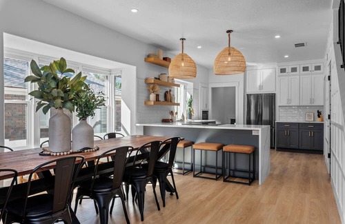 Provo Haus | Luxurious 7BR/4BA retreat! Hot Tub, Fire Pit, Arcade Games, Huge Covered Patio