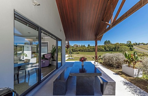 Dairy Flat Haus | Escape to Your Private 5-Acre Farm Lifestyle Paradise, 8 mins to Shops & Eatery