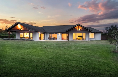 Dairy Flat Haus | Escape to Your Private 5-Acre Farm Lifestyle Paradise, 8 mins to Shops & Eatery