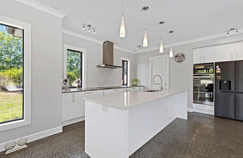 Dairy Flat Haus | Escape to Your Private 5-Acre Farm Lifestyle Paradise, 8 mins to Shops & Eatery