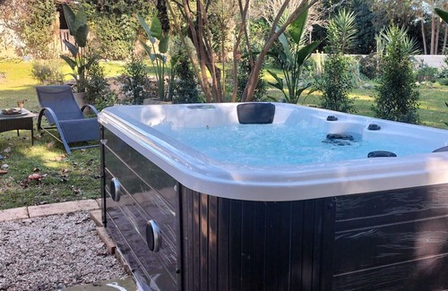 Lizzanello Haus | Holiday Home 'Masseria Il Fondone Up' with Shared Pool, Wi-Fi and Air Conditioning