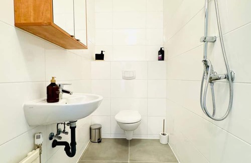 Grinzing Wohnung | Lovely Room in Shared Apt 10 Min Walk to FAC Platz