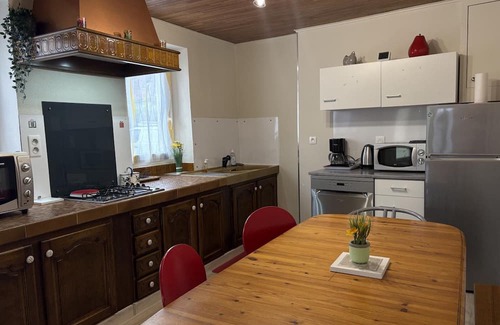 Bransat Hütte | Family home in the heart of Allier with enclosed garden, parking, and air conditioning