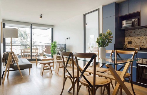 Apoquindo Wohnung | Stylish 2BR Haven for 5 in Lively Las Condes Oasis