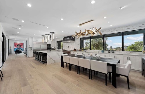 Los Angeles County Haus | Expansive Coldwater Estate: 8 BR, Pool, Pickleball