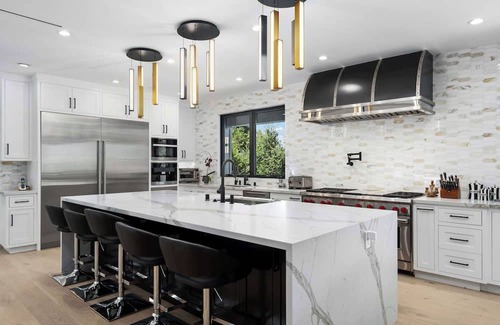 Los Angeles County Haus | Expansive Coldwater Estate: 8 BR, Pool, Pickleball