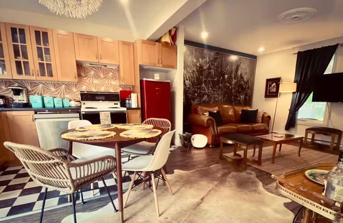 Hudson Haus | Vintage decor for a retro-chic stay in Hudson