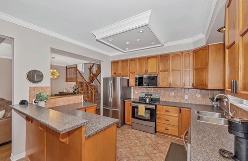 Cardinal Creek Haus | Comfortable, chic, 4 beds house in Orleans, calm, family oriented neighbourhood.