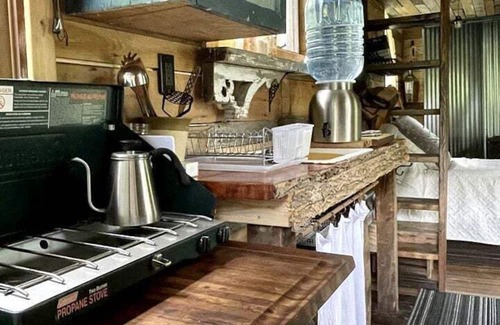 Argyle Kabine | Gorgeous Tiny House Rental for a Glamping Getaway near Saratoga Springs in Upstate New York