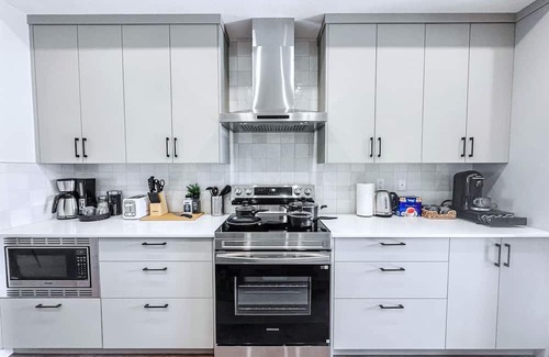 Keith Haus | New Modern 5BR|3.5BA|2 Living Rms|2Full Kitchen|Arcade Games|near Banff|Sleep10