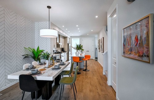Keith Haus | New Modern 5BR|3.5BA|2 Living Rms|2Full Kitchen|Arcade Games|near Banff|Sleep10