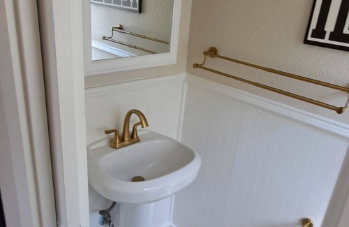 McKinney Hütte | Charming 3-bedroom cottage in McKinney with A/C three blocks from the square.