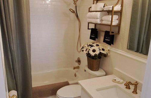 McKinney Hütte | Charming 3-bedroom cottage in McKinney with A/C three blocks from the square.