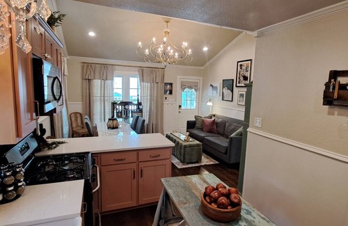 McKinney Hütte | Charming 3-bedroom cottage in McKinney with A/C three blocks from the square.