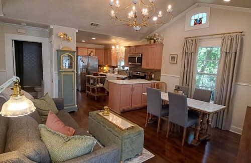 McKinney Hütte | Charming 3-bedroom cottage in McKinney with A/C three blocks from the square.