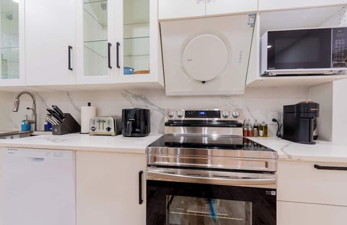 Cote-Des-Neiges—Notre-Dame-De-Grace Wohnung | Newly Renovated 3BR/2BA Spacious & Modern