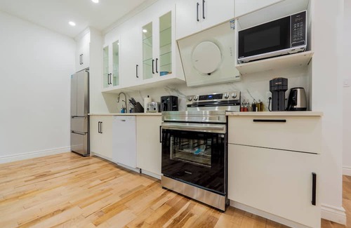 Cote-Des-Neiges—Notre-Dame-De-Grace Wohnung | Newly Renovated 3BR/2BA Spacious & Modern