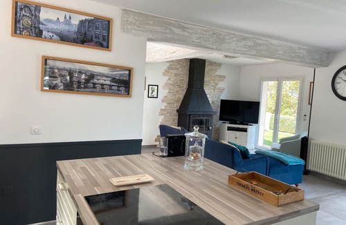 Tanneron Haus | Holiday Home 'Paisible Avec Piscine Privée' with Mountain View, Wi-Fi and Air Conditioning