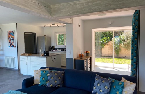 Tanneron Haus | Holiday Home 'Paisible Avec Piscine Privée' with Mountain View, Wi-Fi and Air Conditioning