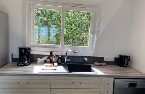 Tanneron Haus | Holiday Home 'Paisible Avec Piscine Privée' with Mountain View, Wi-Fi and Air Conditioning