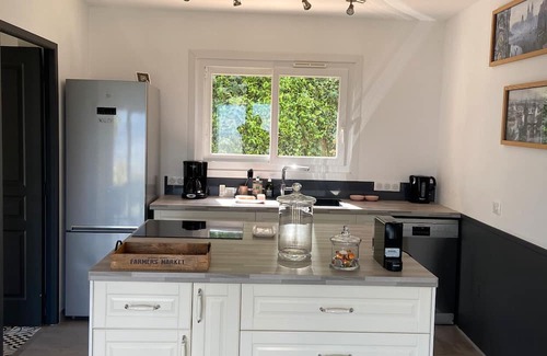 Tanneron Haus | Holiday Home 'Paisible Avec Piscine Privée' with Mountain View, Wi-Fi and Air Conditioning