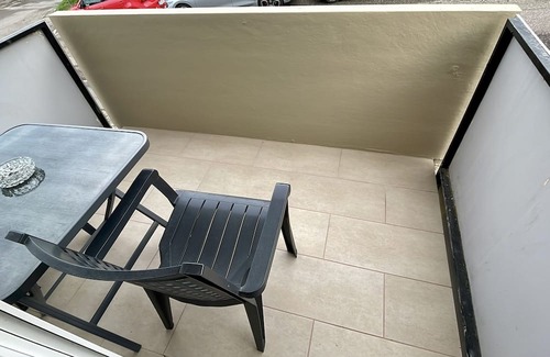 Leonberg Wohnung | Studio with balcony and a sofa
