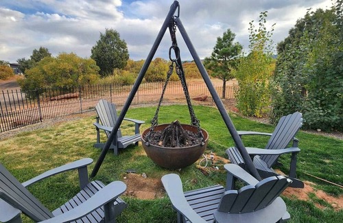 Larkspur Haus | Private, 36 Acres, 6 Kings, HotTub, Views, Clean