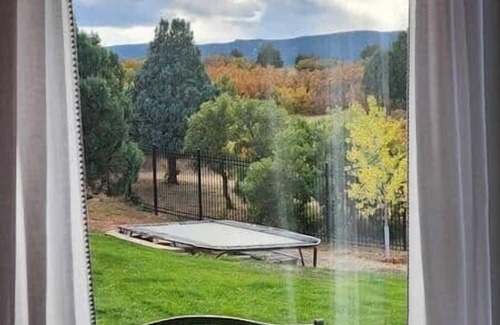 Larkspur Haus | Private, 36 Acres, 6 Kings, HotTub, Views, Clean