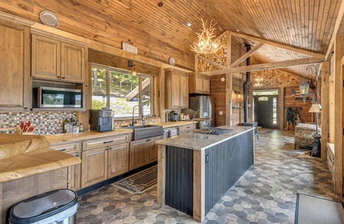 Cameron Kabine | Luxe Cabin Compound 4 Mi to Cameron State Forest!