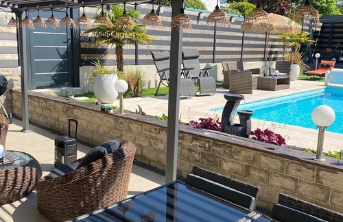 Saran Haus | Beautiful house with heated pool and jacuzzi 10 minutes from downtown