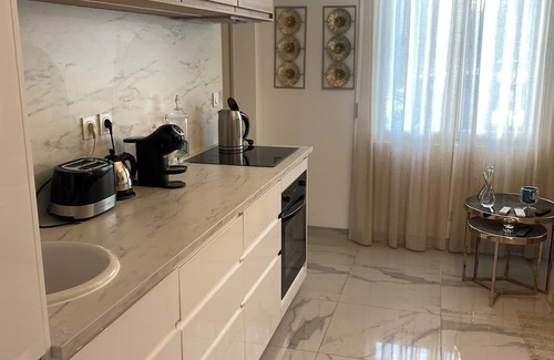 Saran Haus | Beautiful house with heated pool and jacuzzi 10 minutes from downtown
