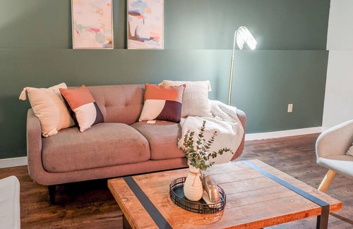 Sunnyside Haus | Calgary Bow River Haven - 3-Bed Bi-Level Suite