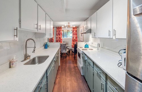 Sunnyside Haus | Calgary Bow River Haven - 3-Bed Bi-Level Suite