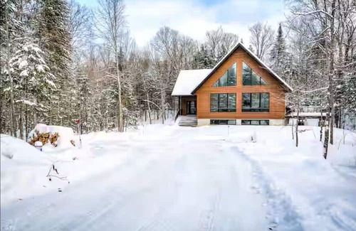 Lac Superieur Village Hütte | Modern Chalet 1.2KM to Tremblant's North Side!