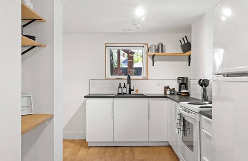 Sunnyside Haus | The Sunday | Charming Private Suite in Calgary