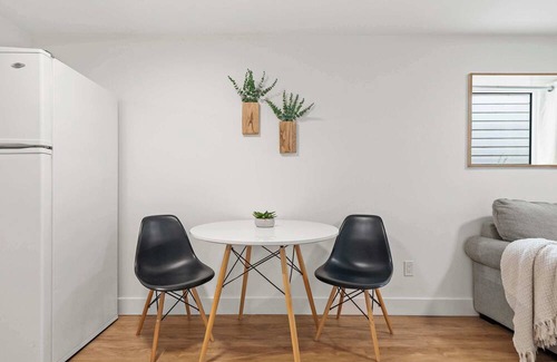 Sunnyside Haus | The Sunday | Charming Private Suite in Calgary