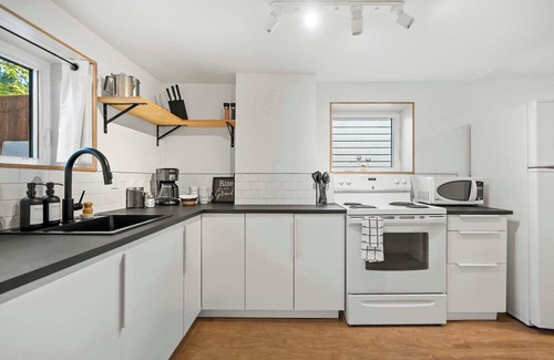 Sunnyside Haus | The Sunday | Charming Private Suite in Calgary