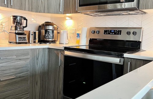 Connaught Wohnung | Cozy Room | Private Bath | AC | Gym| Downtown Core