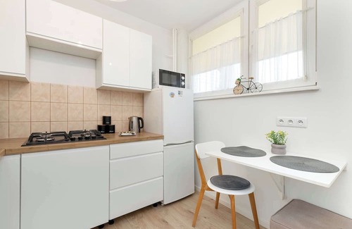 Przymorze Wohnung | Obrońców Wybrzeża 10C | Gdańsk | Bright Apartment | Desk